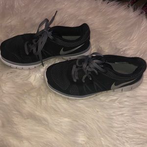 COPY - 🌟 Size 4 (big kid) black NIKE running sneakers